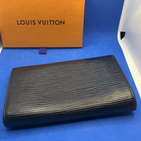 Louis Vuitton Epi vintage Tresor wallet serial # M10050 - Picture 4 of 10